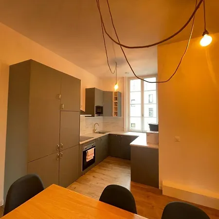 Renovated 8 Pers Apartment